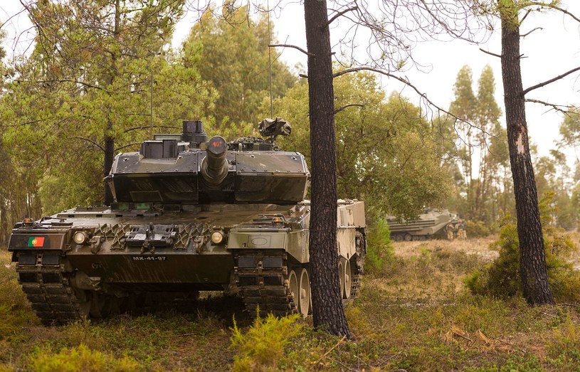 Leopard 2A6 wyposażony jest także w stabilizowany celownik EMES-15 ze zintegrowanym dalmierzem laserowym, który może wykryć cel już na odległości 9900 metrów /Allied Joint Force Command Brunssum /Wikimedia