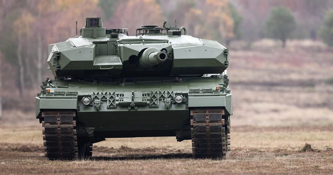 Leopard 2PL to wersja A4 na sterydach. Wyposażona jest w charakterystyczne dodatkowe moduły pancerza, przypominające wersje A5. Ulepszono także systemy kierowania ogniem oraz optykę o nowe kamery termowizyjne czy wyświetlacze dla dowódcy /Rheinmetall Group /materiały prasowe