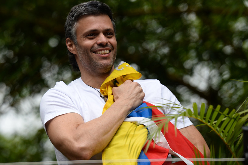 Leopoldo Lopez z flagą Wenezueli /AFP