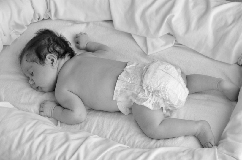 Lepiej dmuchać na zimne i unikać układania dziecka do snu na brzuszku oraz palenia papierosów w domu /123RF/PICSEL