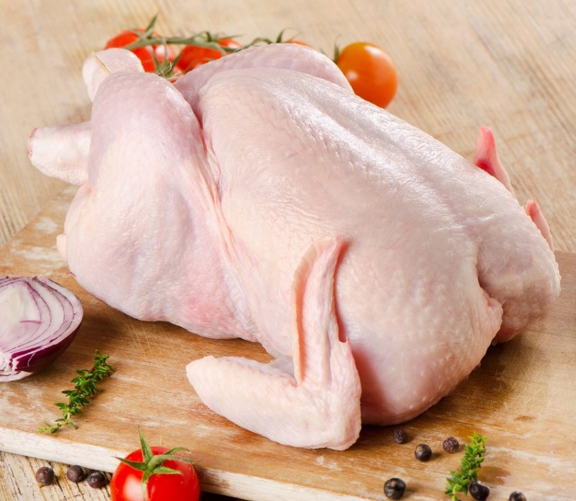Lepiej kupować całego kurczaka niż w porcjach /123RF/PICSEL