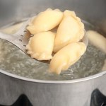 Lepiej mrozić pierogi surowe czy gotowane? Jest jeszcze jeden sposób, o którym mało kto wie