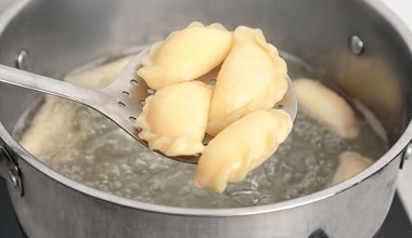 Lepiej mrozić pierogi surowe czy gotowane? Jest jeszcze jeden sposób, o którym mało kto wie