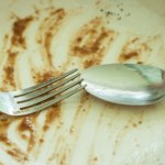 Lepiej nie rób tego po posiłku. Możesz przyciągnąć pecha do domu