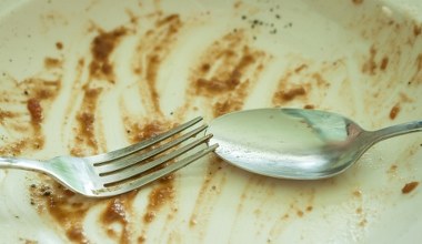 Lepiej nie rób tego po posiłku. Możesz przyciągnąć pecha do domu