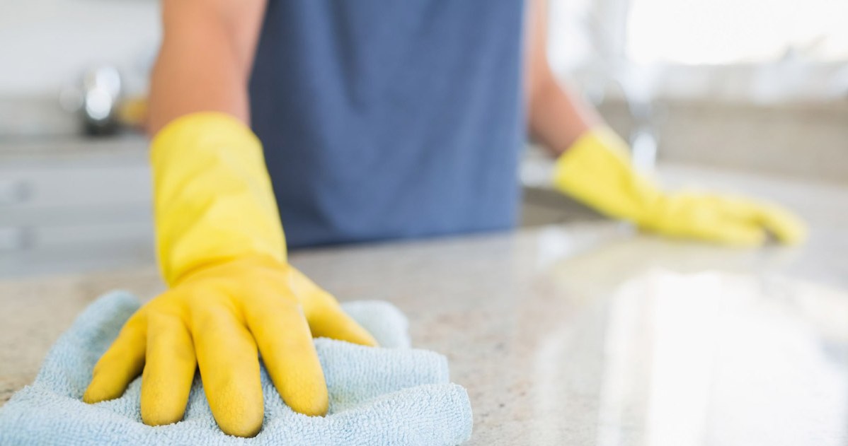 Lepiej nie sprzątaj 20 lutego. Odłóż porządki na inny dzień, bo wymieciesz z domu pieniądze. /123RF/PICSEL