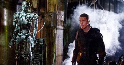 Lepiej nie wchodzić mu w paradę. Christian Bale w filmie "Terminator Salvation" /materiały dystrybutora