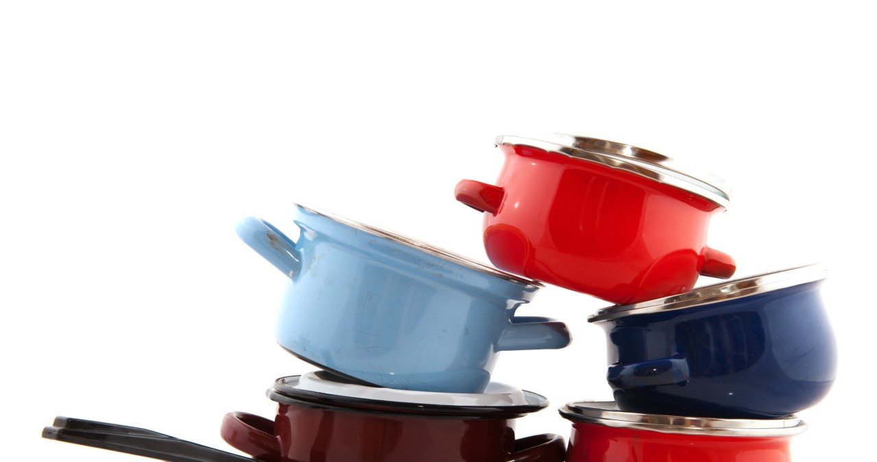 Lepiej nie wystawiać garnków z jedzeniem na balkon czy taras. /123RF/PICSEL