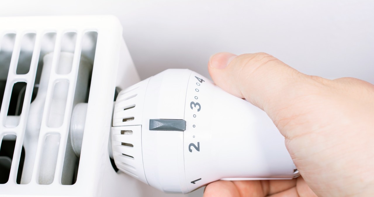 Lepiej nie zakręcać całkowicie grzejnika. W ten sposób tylko podniesiemy rachunki za ogrzewanie. /123RF/PICSEL