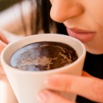 Lepiej pić kawę przed czy po śniadaniu? Wszystko zależy od jednego czynnika