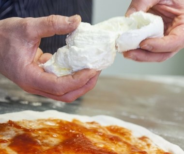 Lepsza od zwykłej mozzarelli. Na pizzę proś właśnie o taką