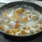 Lepsze niż frytki i purée. Kremowe ziemniaki z patelni w pysznym sosie 