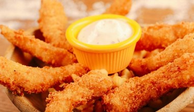Lepsze niż z fast foodu. Prosty przepis na nuggetsy, są idealnie chrupiące