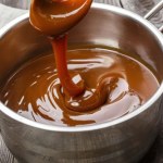 Lepszy niż z modnej cukierni. Sekretny dodatek sprawia, że ten karmel uzależnia od pierwszej łyżeczki 