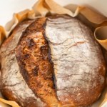 Lepszy niż z piekarni, a nie musisz nawet brudzić rąk. Hitowy chleb z garnka 