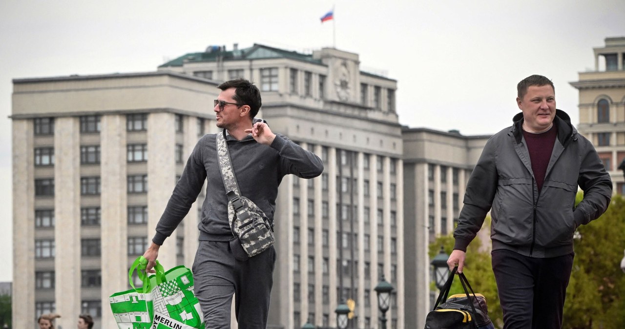 Leroy Merlin zmienia nazwę w Rosji. Na zdj. mężczyzna z torbą Leroy Merlin w Moskwie /ALEXANDER NEMENOV /East News