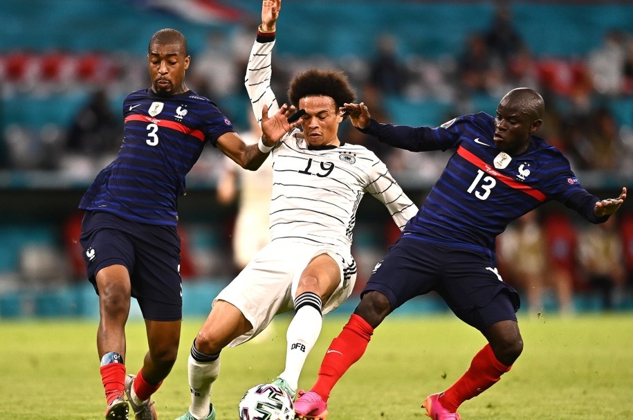 Leroy Sane otoczony przez  Presnel Kimpembe i  N'Golo Kante /LUKAS BARTH-TUTTAS / POOL /PAP/EPA