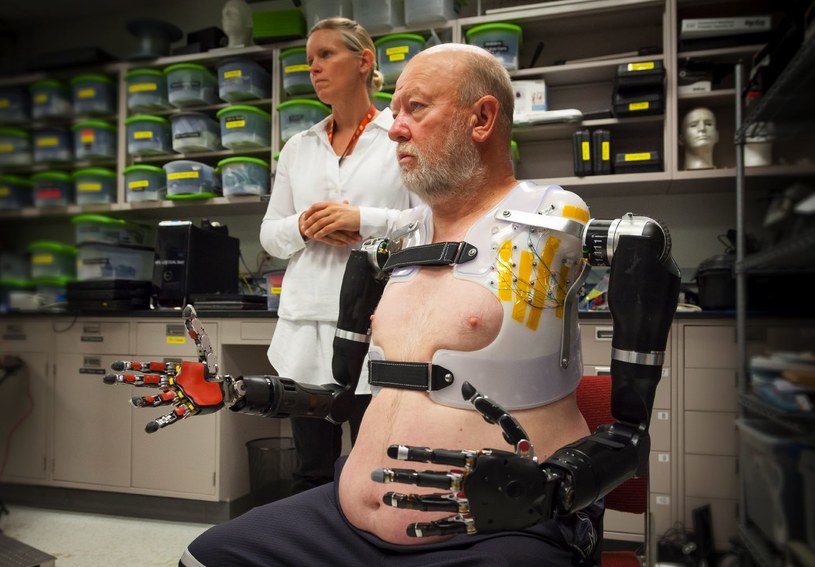 Les Baugh jest pierwszym człowiekiem, który może kontrolować za pomocą myśli dwie protezy /materiały prasowe