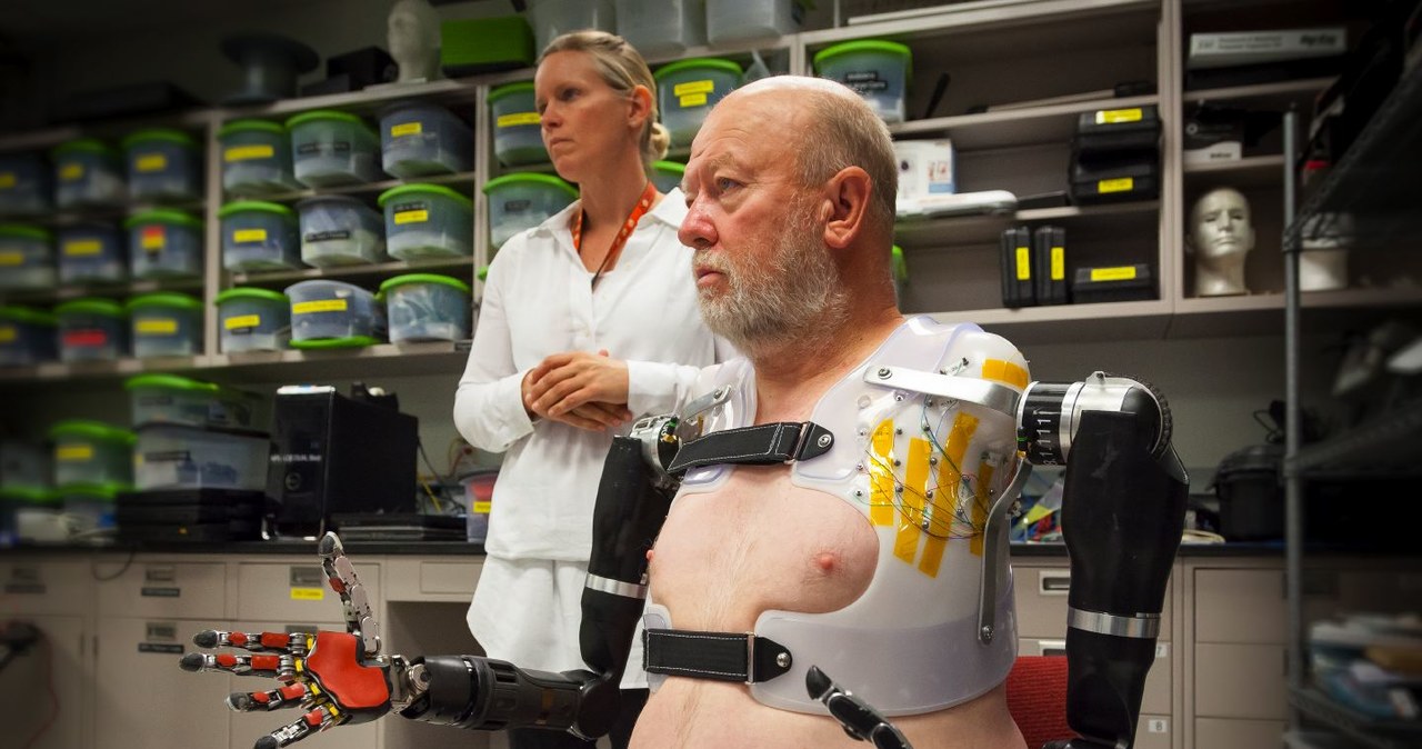 Les Baugh jest pierwszym człowiekiem, który może kontrolować za pomocą myśli dwie protezy /materiały prasowe