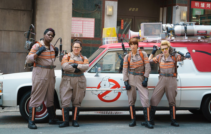 Leslie Jones, Melissa McCarthy, Kristen Wiig i Kate McKinnon wcielają się w tytułowe role w filmie "Ghostbuster. Pogromcy duchów" /materiały prasowe