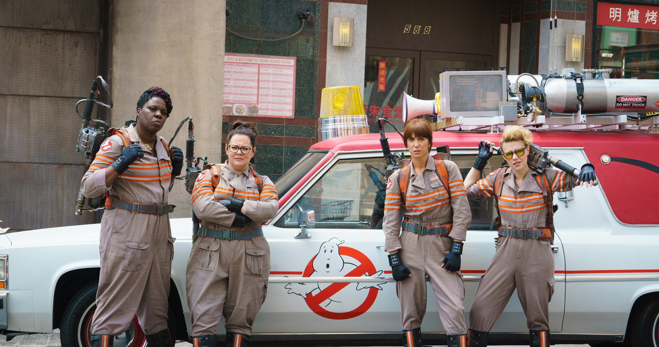 Leslie Jones, Melissa McCarthy, Kristen Wiig i Kate McKinnon wcielają się w tytułowe role w filmie "Ghostbuster. Pogromcy duchów" /materiały prasowe