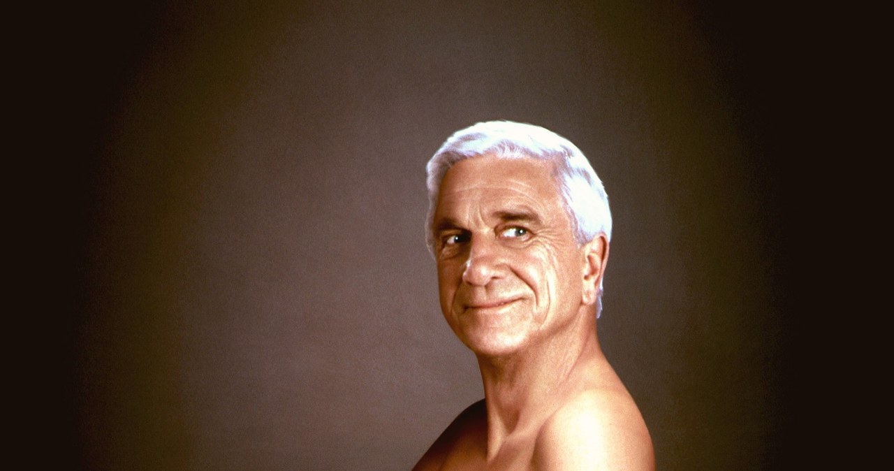 Leslie Nielsen był mistrzem filmowej parodii. Powyżej żartuje sobie z "ciężarnej" okładki Demi Moore dla "Vanity Fair" /East News