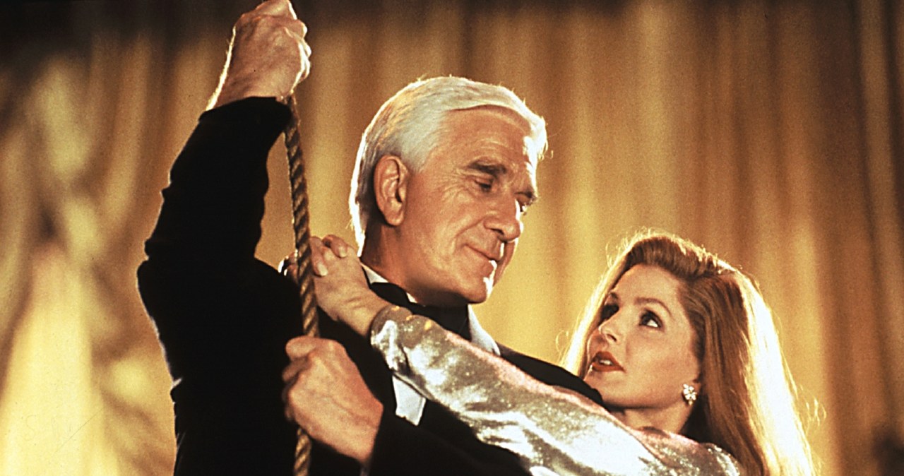 Leslie Nielsen i Priscilla Presley w filmie "Naga broń 33 1/3: Ostateczna zniewaga" /AKPA