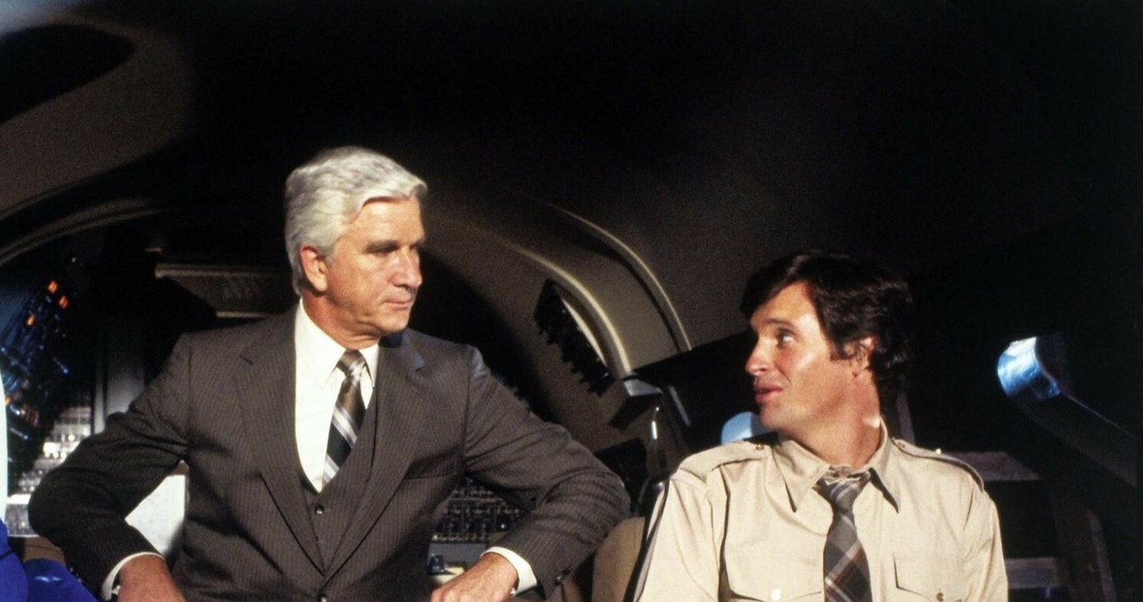 Leslie Nielsen i Robert Hays w filmie "Czy leci z nami pilot?" /Mary Evans/All Film Archive/Paramount Pictures /East News