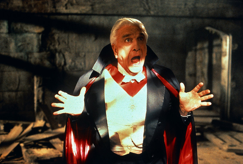 Leslie Nielsen w filmie "Dracula - wampiry bez zębów" /AKPA