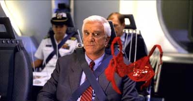 Leslie Nielsen zapiął pasy, ale czy leci z nami pilot? /