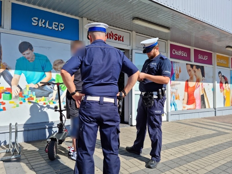 Leszczyńscy policjanci zatrzymali do kontroli 27-letniego użytkownika hulajnogi elektrycznej /Policja