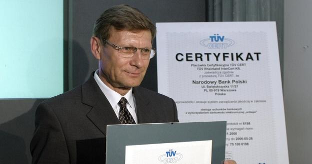 Leszek Balcerowicz, ówczesny prezes NBP, z certyfikatem ISO 9001. Fot. Kacper Pempel /Reporter