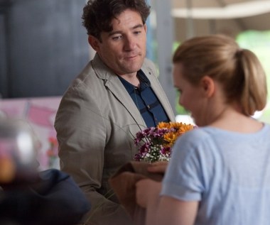 Leszek jest wdowcem od 4 lat. Ance dobrze rozmawia się z Leszkiem, mają dużo wspólnych tematów.