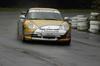 Leszek Kuzaj za kierownicą Porsche /Informacja prasowa