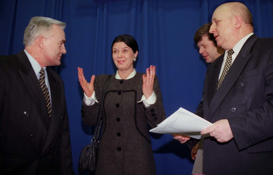 Leszek Miller, Izabela Sierakowska, Jerzy Szmajdziński i Józef Oleksy przed rozpoczęciem Konferencji Programowej Socjaldemokracji RP, 7.02.1997 w Warszawie. /Jacek Turczyk /PAP