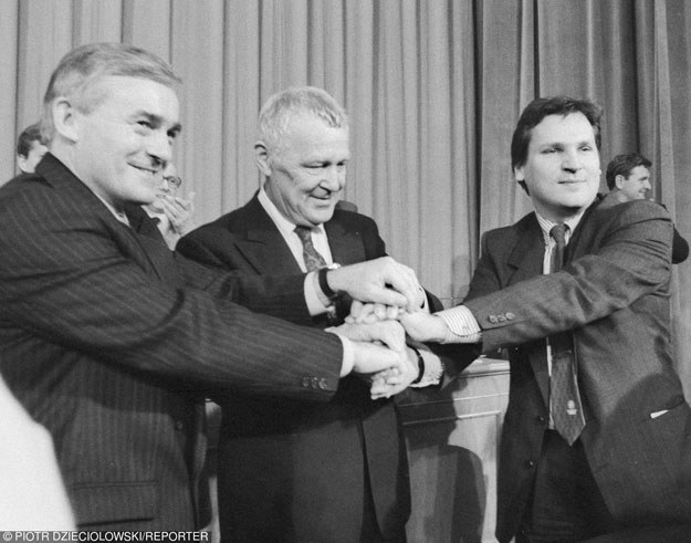 Leszek Miller, Mieczysław Rakowski i Aleksander Kwaśniewski podczas ostatniego zjazdu PZPR /Reporter