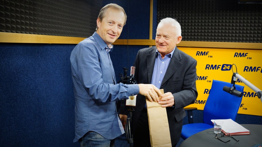 Leszek Miller przegrał zakład z Konradem Piaseckim. W zamian przyniósł butelkę wina "z ulubionej Toskanii" /Michał Dukaczewski /RMF FM