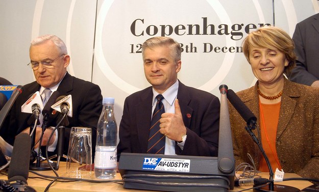 Leszek Miller, Włodzimierz Cimoszewicz i Danuta Huebner na konferencji prasowej po zakończeniu negocjacji akcesyjnych w Kopenhadze /Radek Pietruszka /PAP