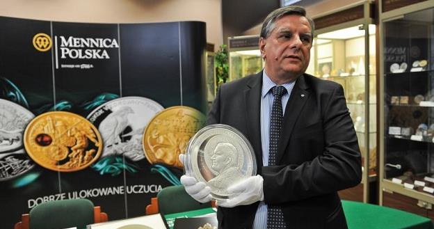 Leszek Rutkowski prezentuje największą na świecie monetę z Janem Pawłem II fot. Marcin Obara /PAP
