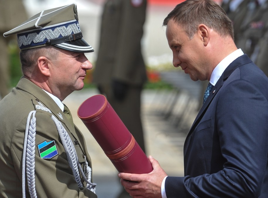 Leszek Surawski odbiera nominację na stopień generała broni od prezydenta Andrzeja Dudy /PAP/Marcin Obara /PAP