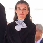 modne płaszcze Letizia w czerni, kokardach i haute couture. Oto co ukryła pod płaszczem