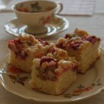 Letni klasyk, który zawsze się udaje. Zrób placek z truskawkami i rabarbarem