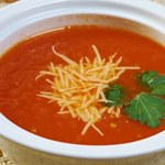 Letnia pomidorówka smakuje jak w najlepszej włoskiej restauracji. Sekretem jest przygotowanie pomidorów