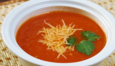 Letnia pomidorówka smakuje jak w najlepszej włoskiej restauracji. Sekretem jest przygotowanie pomidorów
