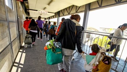 Letnie obozy czy więzienia? Rząd Trumpa odebrał nielegalnym imigrantom tysiące dzieci