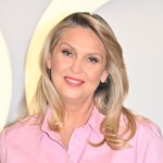 Letnie stylizacje Ewy Wachowicz robią furorę. Kolory i fasony, które wizualnie odejmują lat i dodają cerze blasku