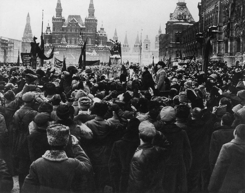Lew Trocki i Józef Stalin na Placu Czerwonym podczas rewolucji październikowej w 1917 r. /Hulton Archive /Getty Images