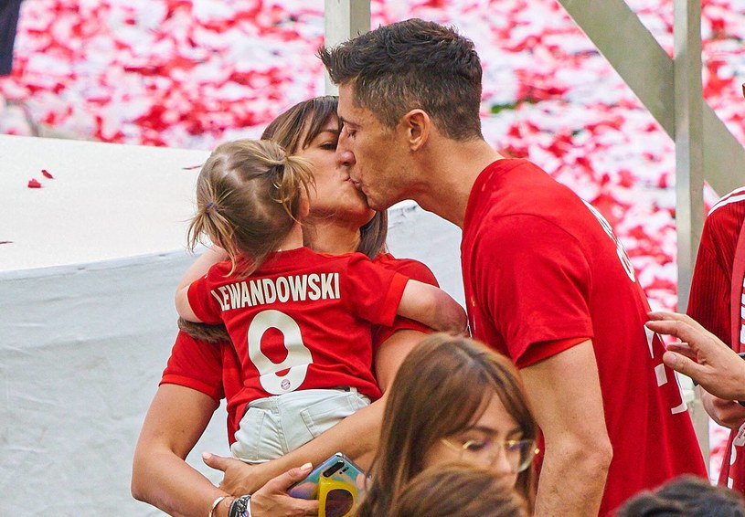 Lewandowscy z córką Klarą po meczu Bayern Monachium i Eintracht Frankfurt /ActionPictures /Agencja FORUM