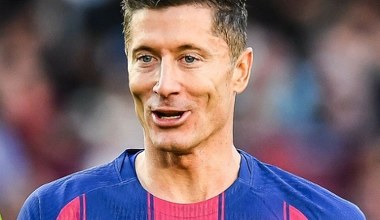Lewandowski boso po ostatnim meczu w Barcelonie. Polskie gwiazdy żegnały piłkarza