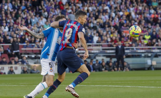 Lewandowski wrócił do gry w Barcelonie. Remis w derbach